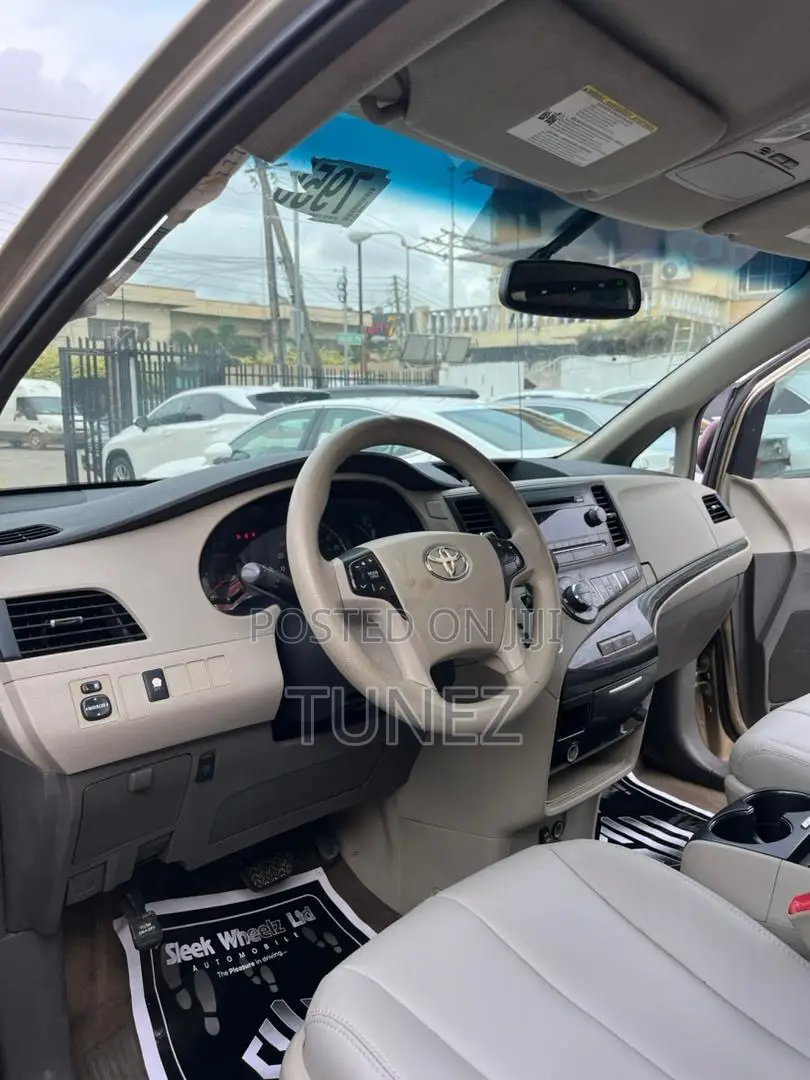 Toyota Sienna XLE 7-Passenger 4dr Minivan AWD (3.5L 6cyl 6A) 2014 Gold