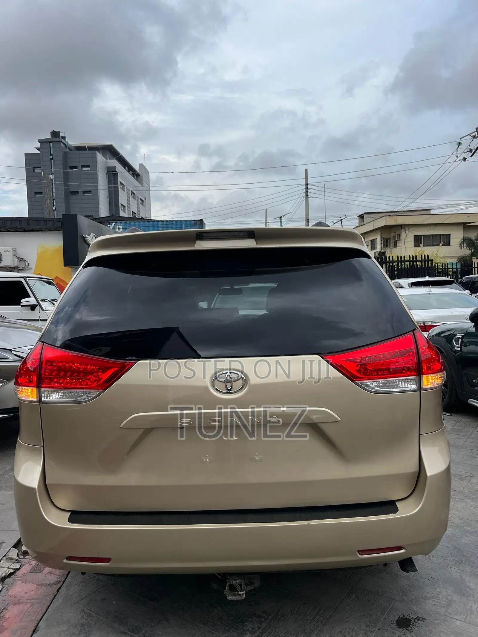 Toyota Sienna XLE 7-Passenger 4dr Minivan AWD (3.5L 6cyl 6A) 2014 Gold