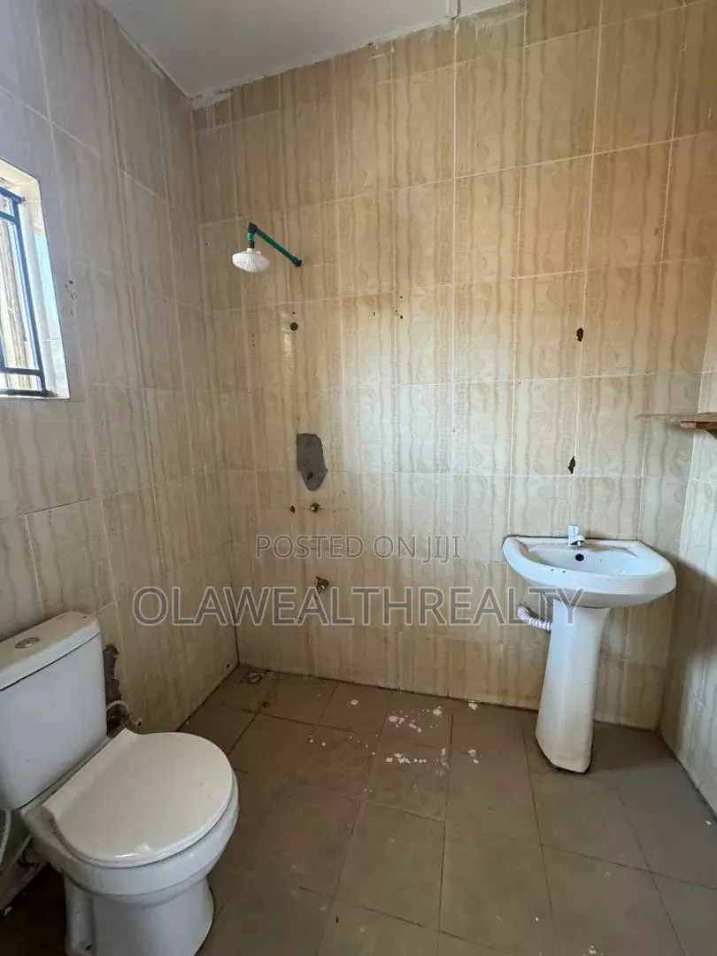 3bdrm Bungalow in Okebadan Estate, Akobo for rent