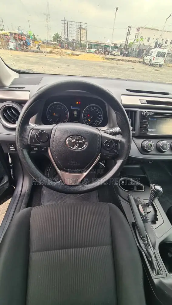 Toyota RAV4 LE 4dr SUV AWD (2.5L 4cyl 6A) 2018 Gray