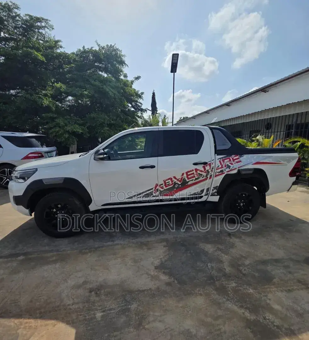 Toyota Hilux 2021 White