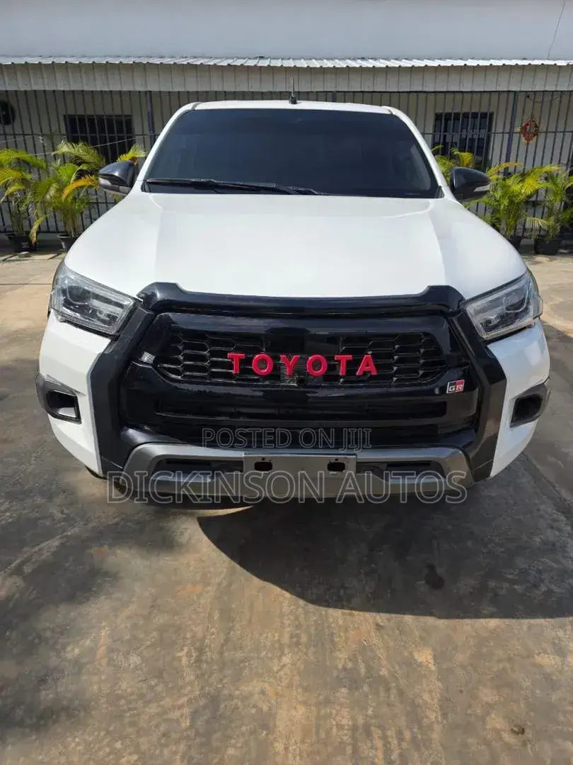 Toyota Hilux 2021 White