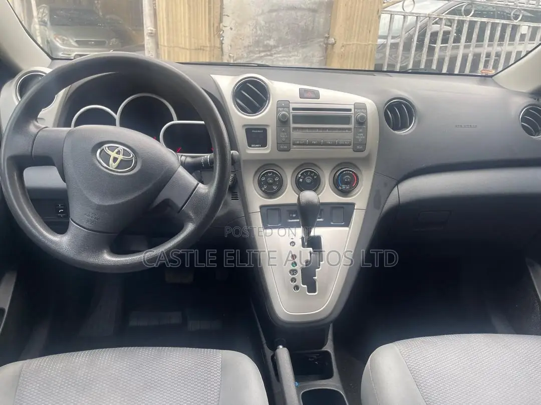 Toyota Matrix S Hatchback AWD (2.4L 4cyl 4A) 2011 Gray