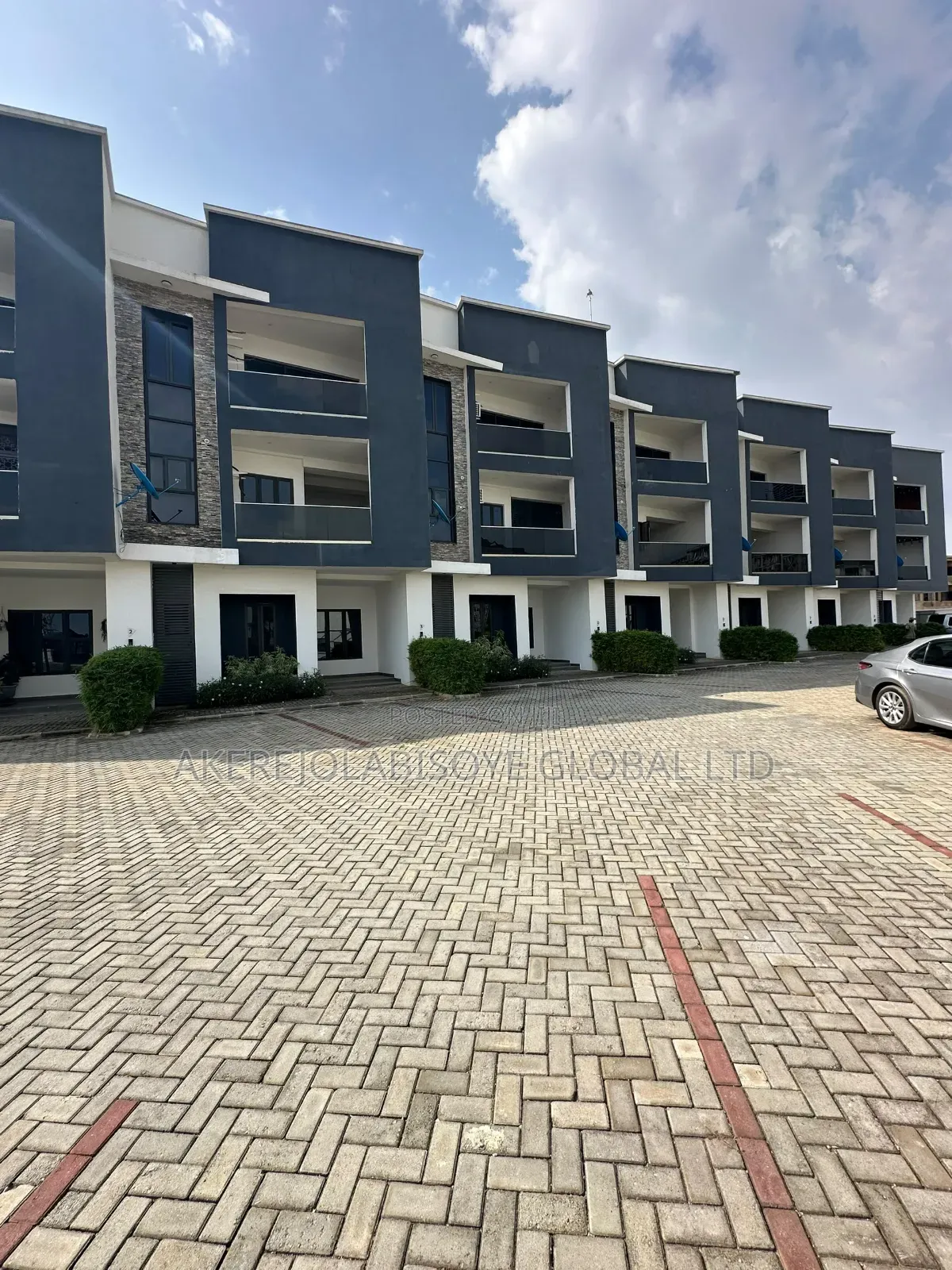 4bdrm Duplex in Lifecamp for sale