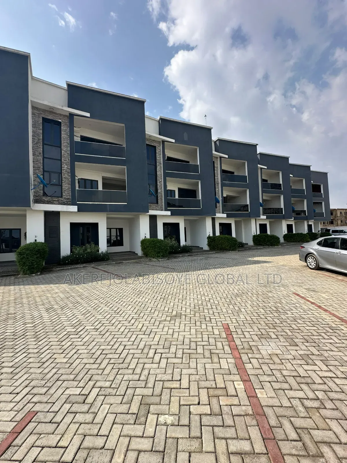 4bdrm Duplex in Lifecamp for sale