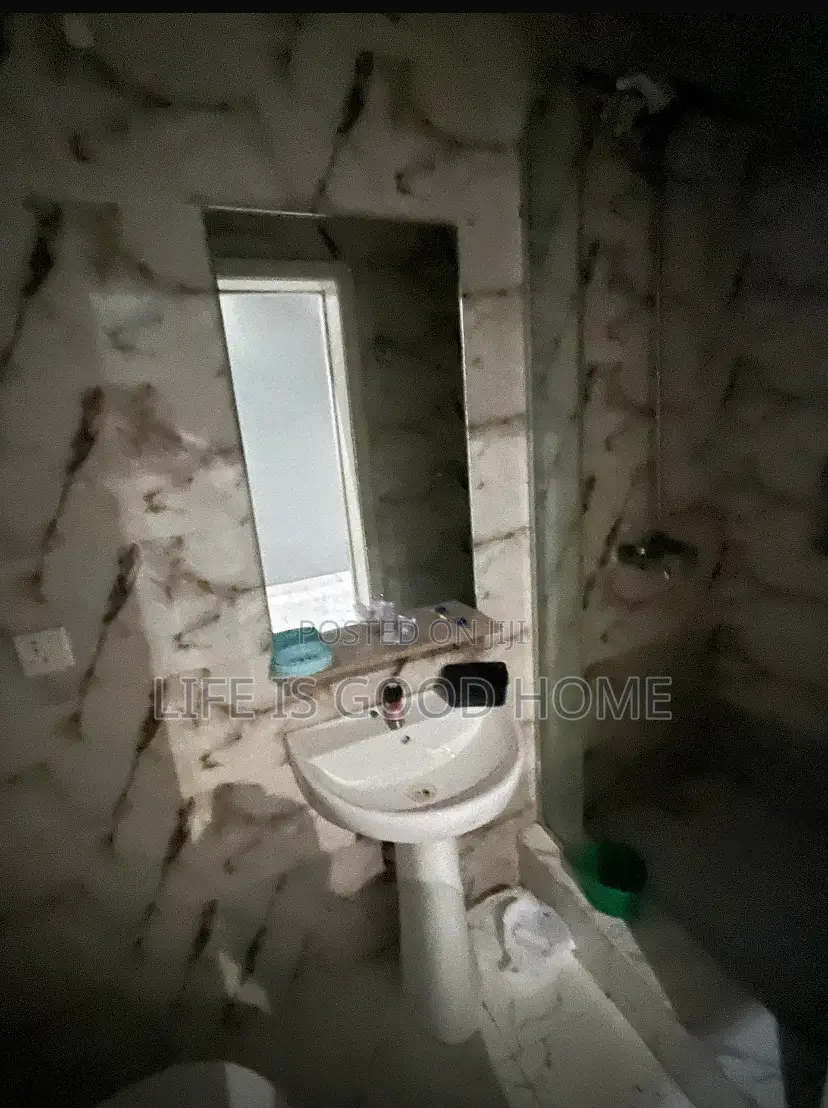 1bdrm Room & Parlour in Grace Court, Chevron for rent