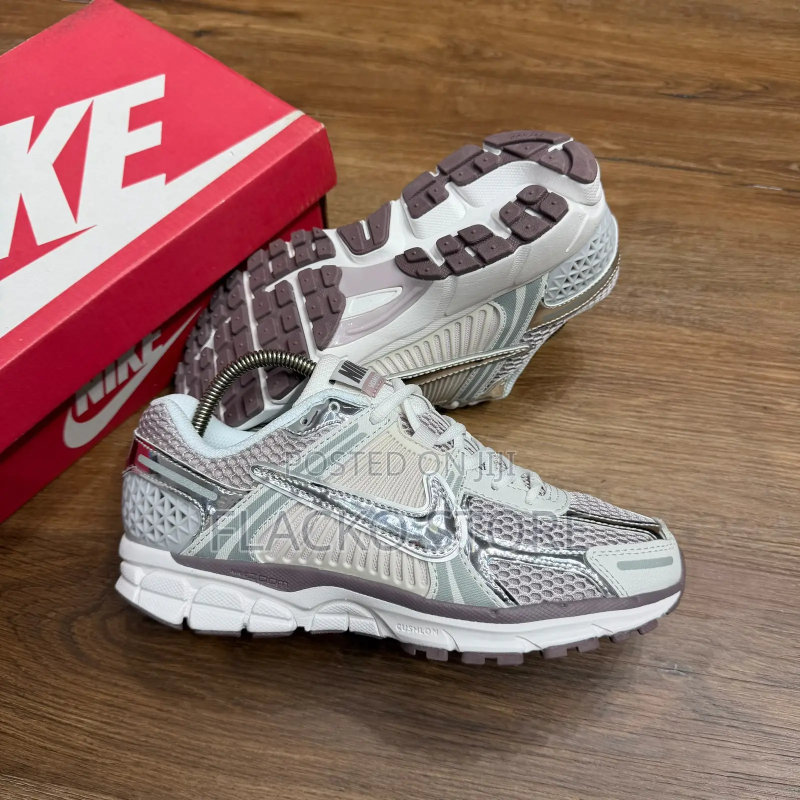 Original Nike Vomero 5 Sneakers