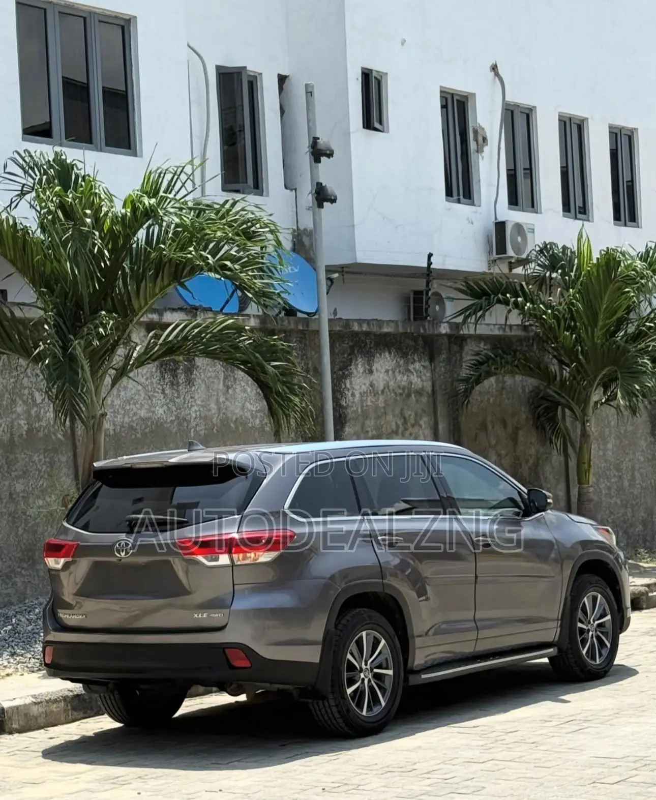 Toyota Highlander XLE 4x4 V6 (3.5L 6cyl 8A) 2017 Gray