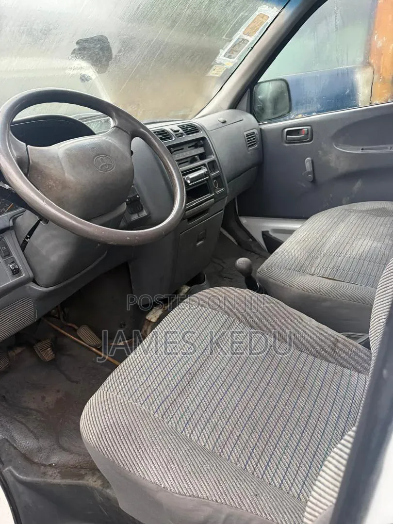 Toyota HiAce 220 2007 White