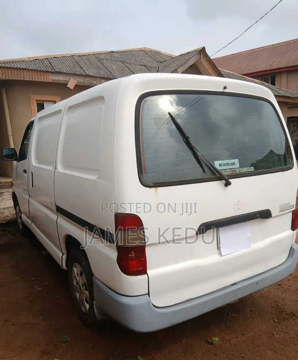 Toyota HiAce 220 2007 White