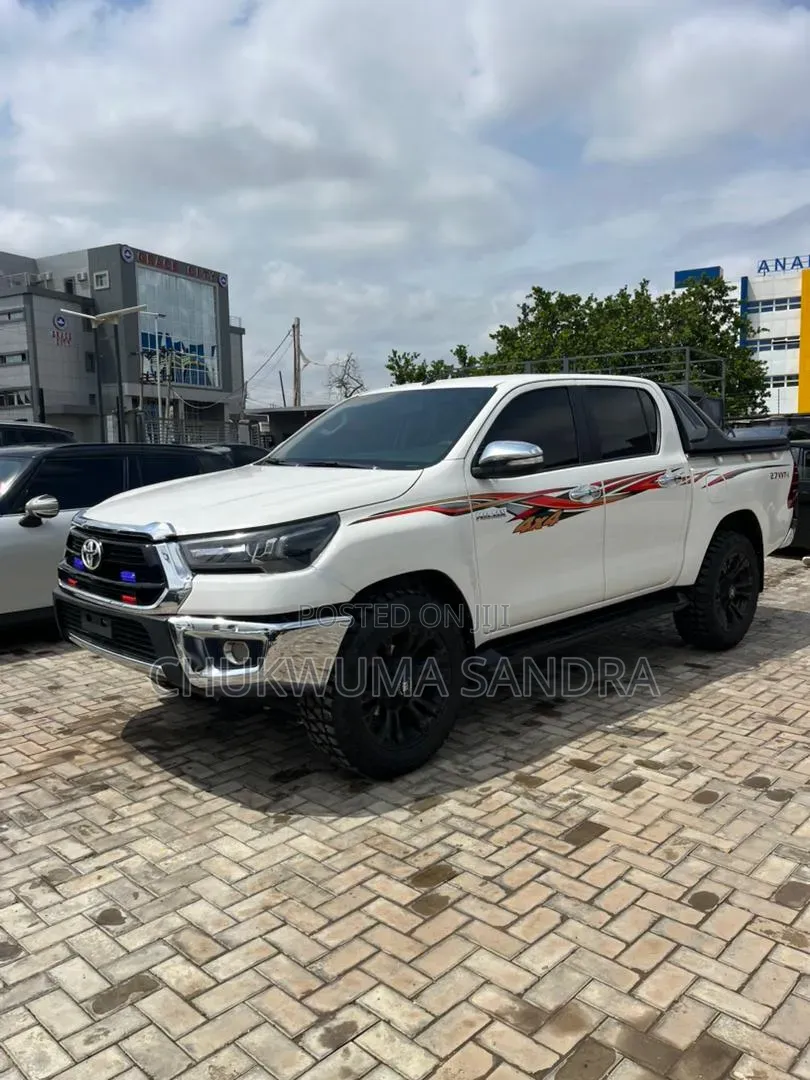 Toyota Hilux 2021 White