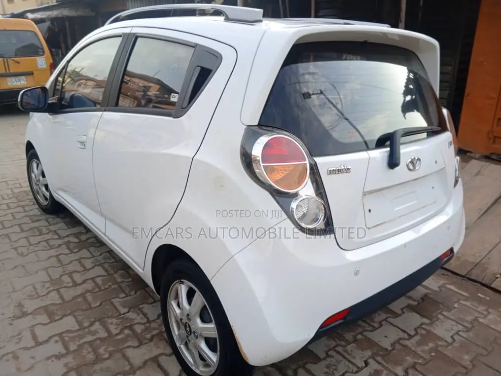 Car 2009 White