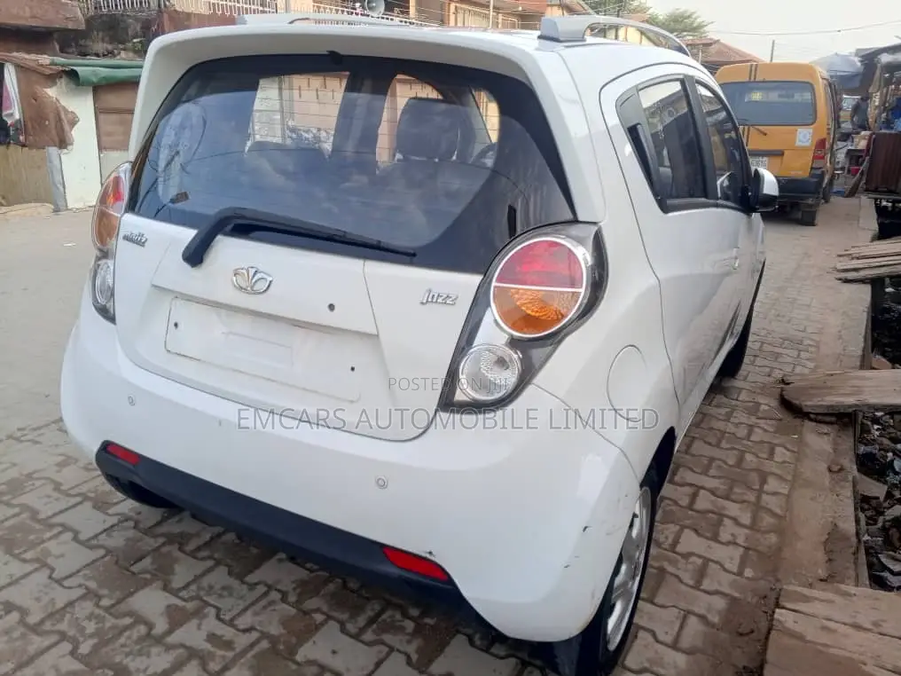 Car 2009 White