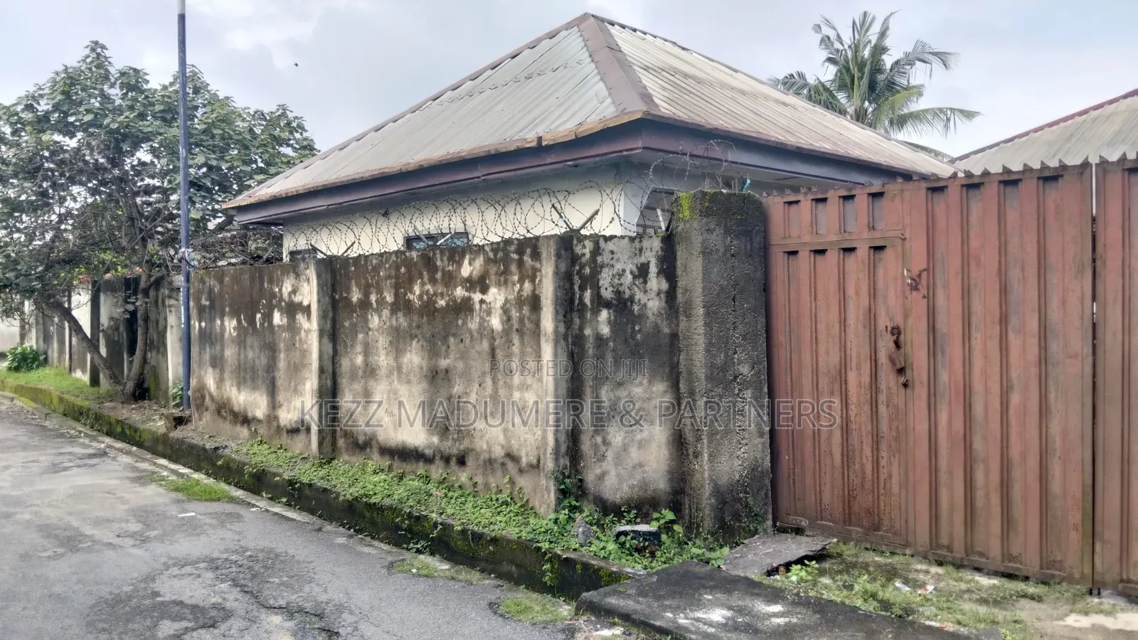 For Sale : Fenced 650 SQMTRS With Structures at Independence Layout.