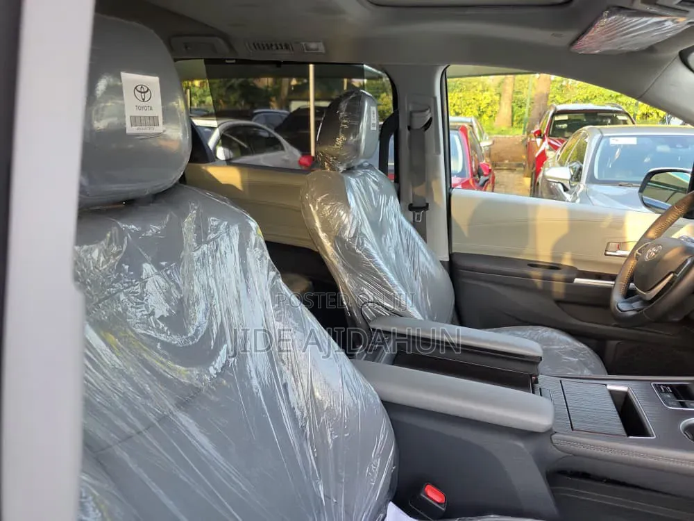 Toyota Sienna 2022 White