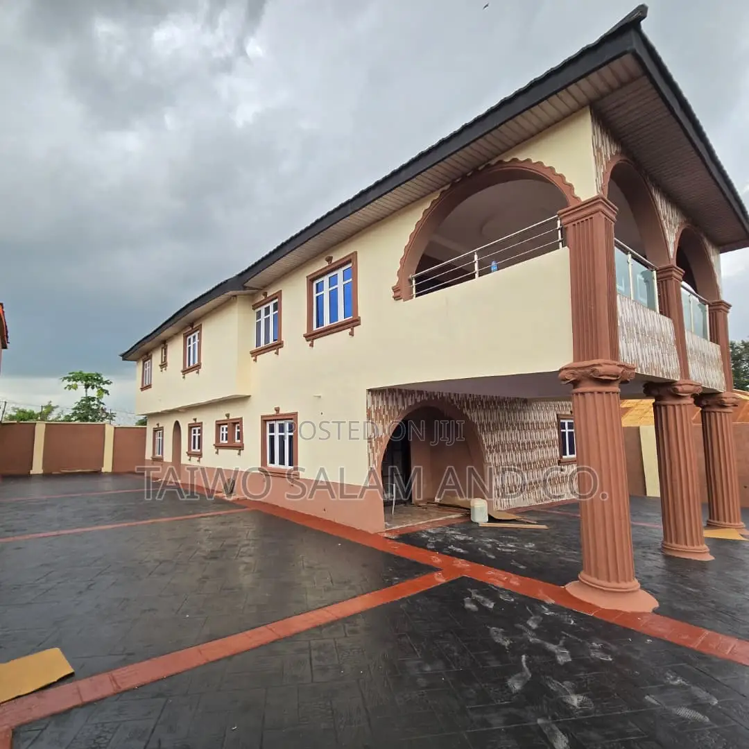 6bdrm Duplex in Hoshen Estate, Alakia for rent