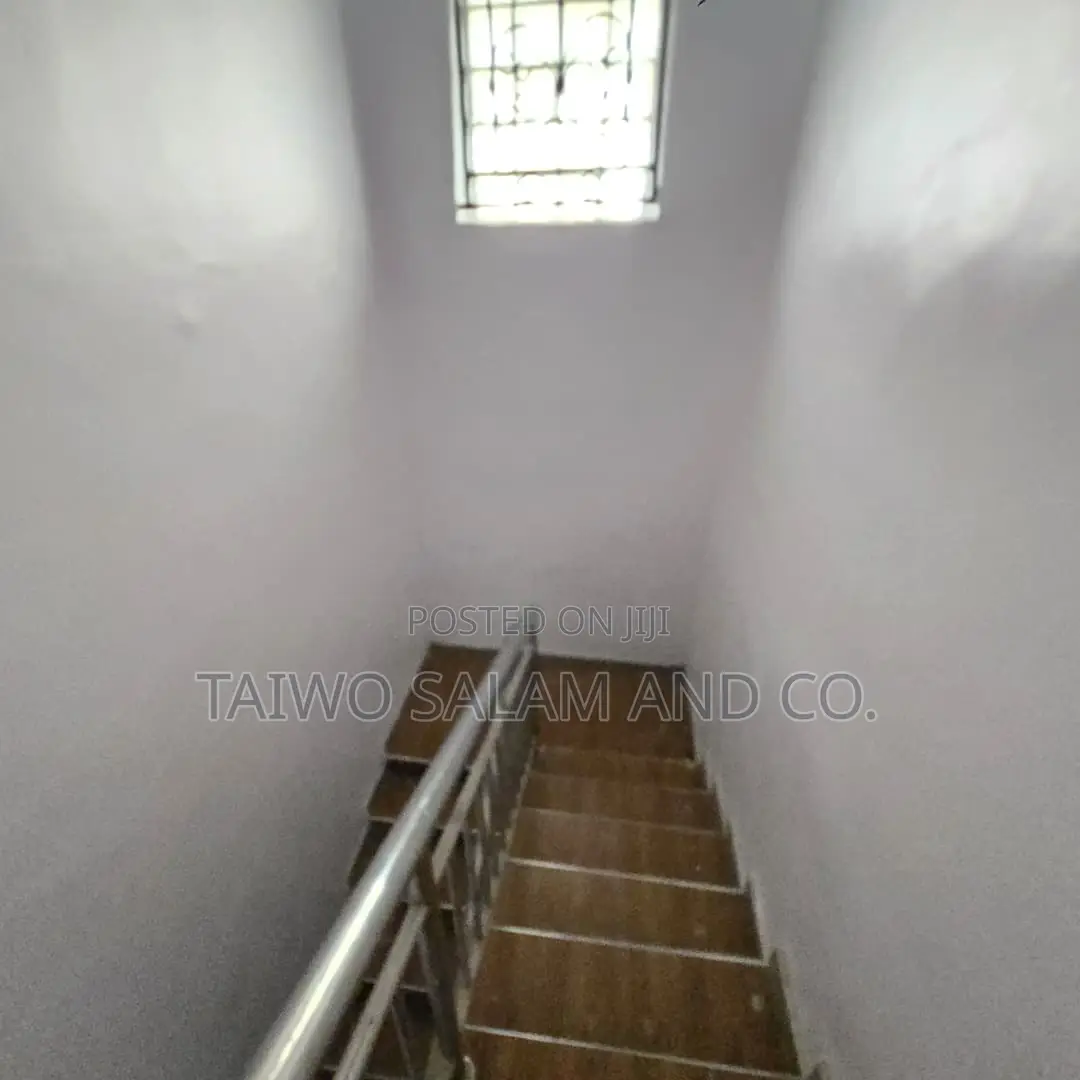 6bdrm Duplex in Hoshen Estate, Alakia for rent