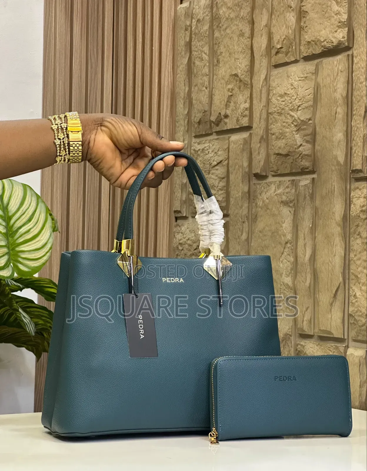 Pedra
Leather Handbag  
2pcs Set.
Size: Big 
Quality Top Notch
