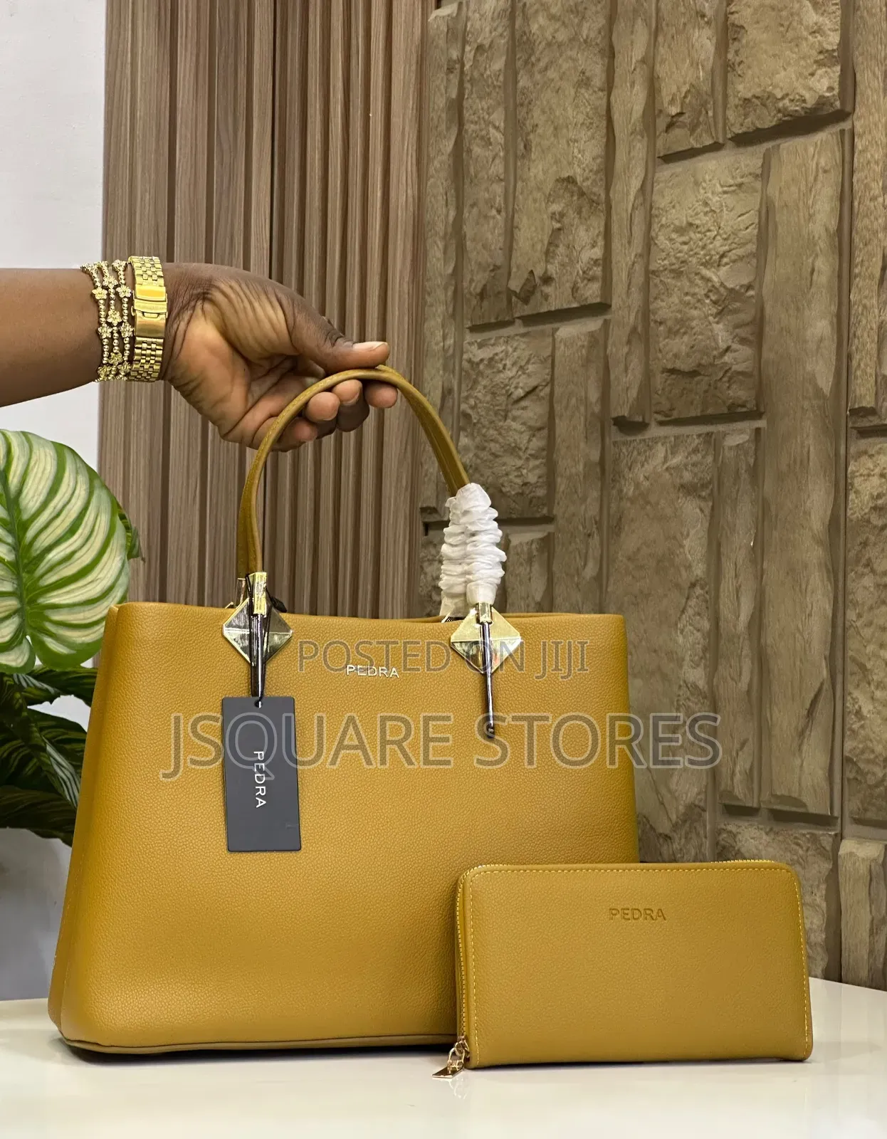 Pedra
Leather Handbag  
2pcs Set.
Size: Big 
Quality Top Notch