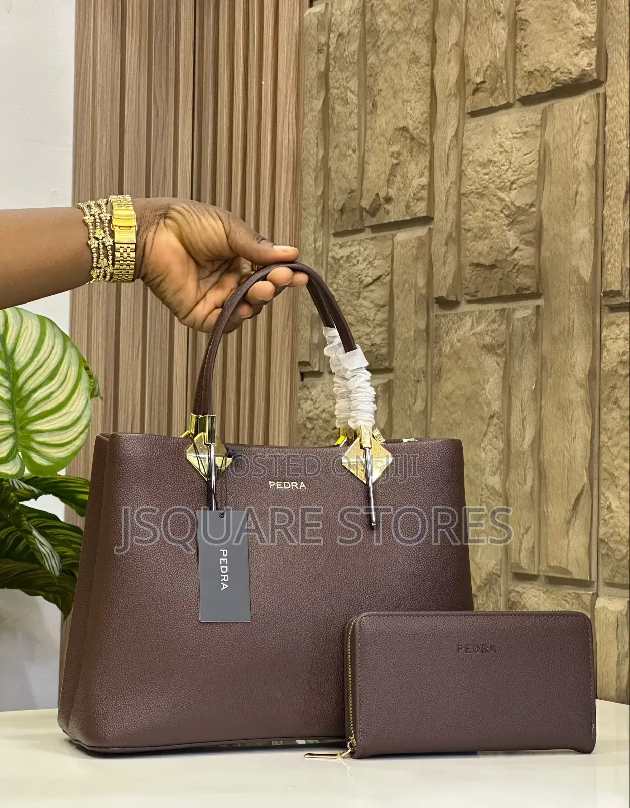 Pedra
Leather Handbag  
2pcs Set.
Size: Big 
Quality Top Notch