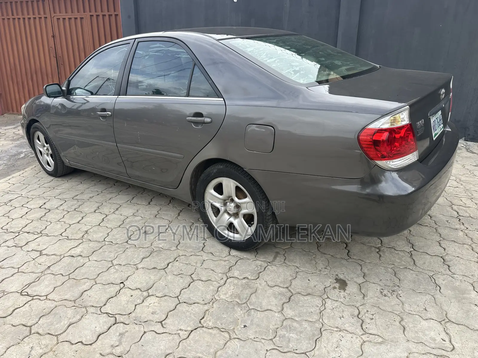 Toyota Camry LE 4dr Sedan (2.4L 4cyl 5A) 2005 Gray