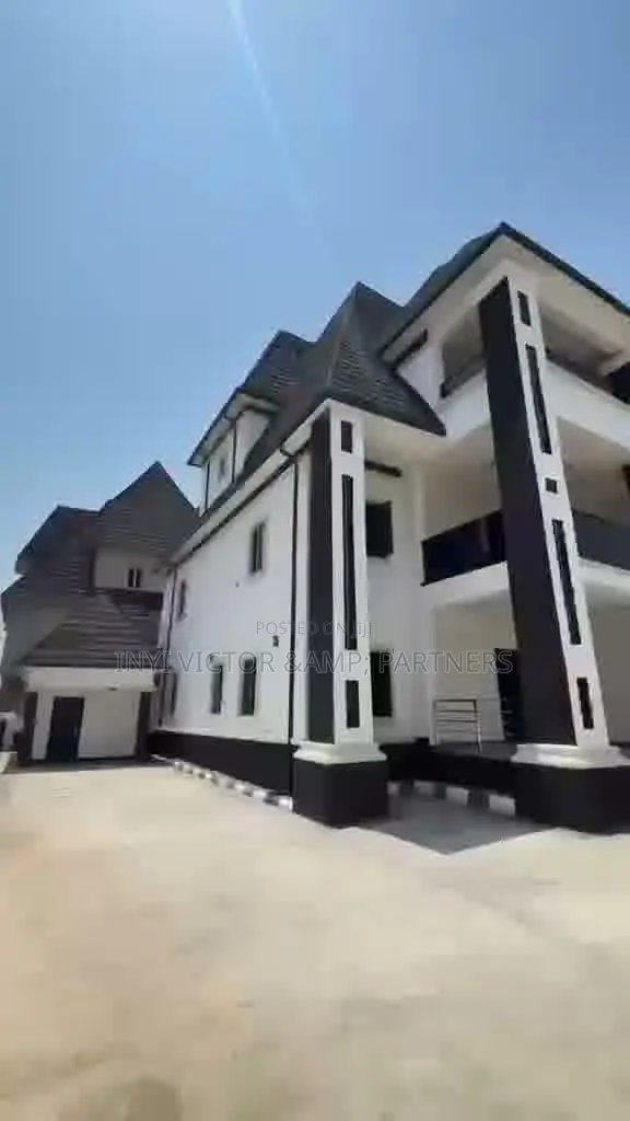 Luxury 5-Bedroom Detached Duplex Penthouse