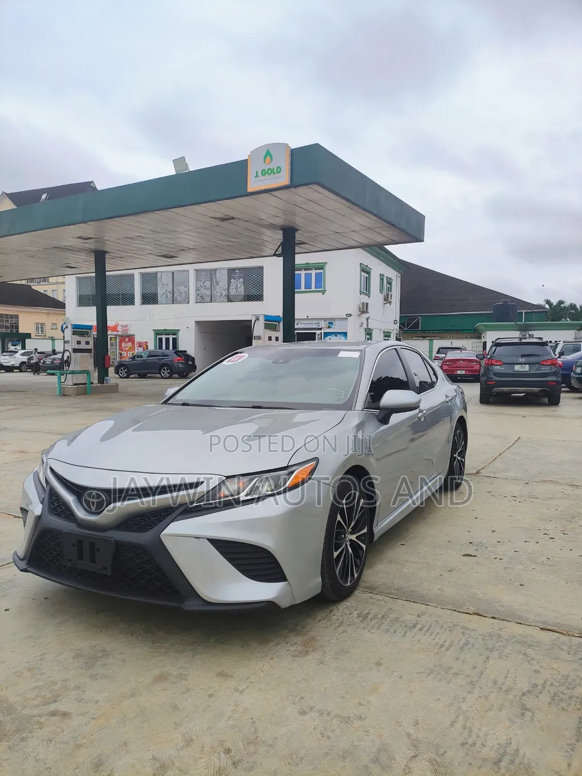 Toyota Camry SE FWD (2.5L 4cyl 8AM) 2018 Silver