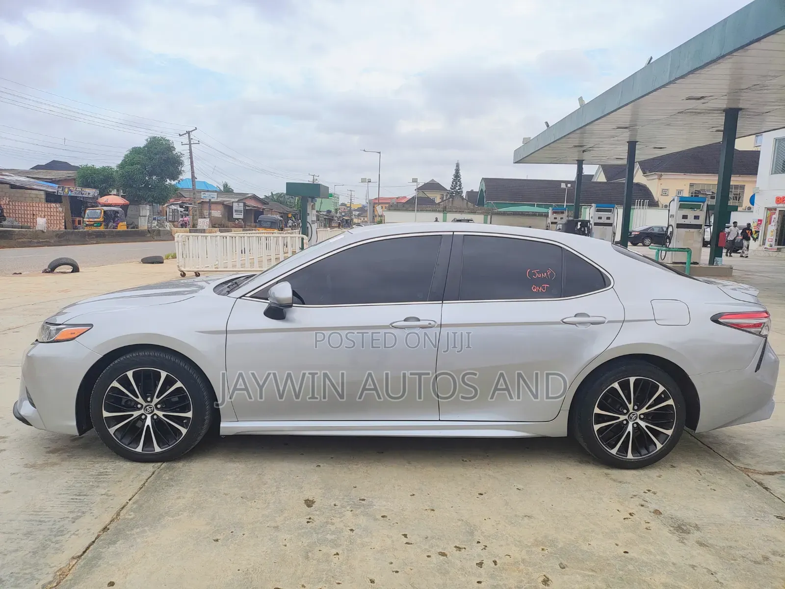 Toyota Camry SE FWD (2.5L 4cyl 8AM) 2018 Silver