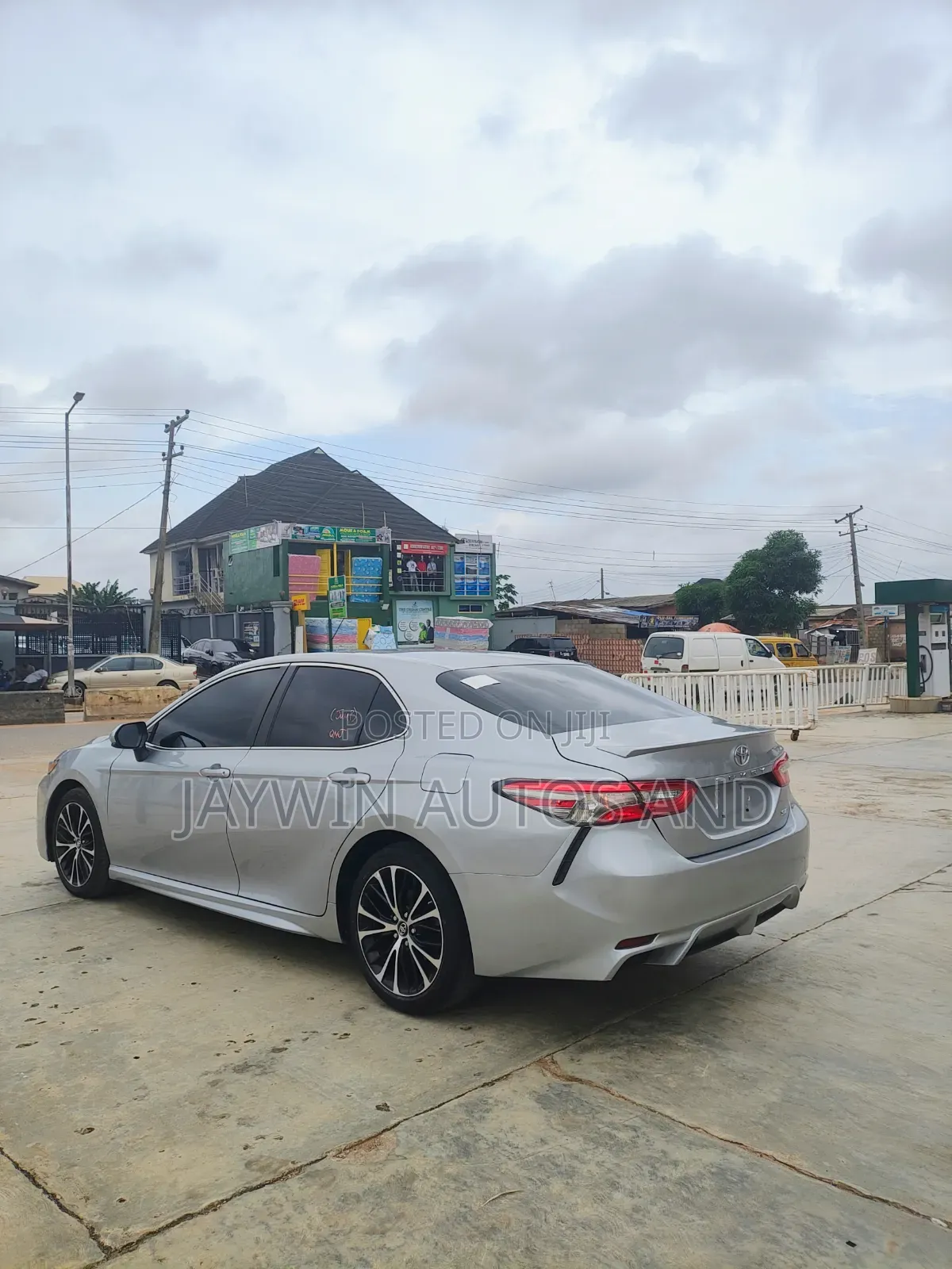 Toyota Camry SE FWD (2.5L 4cyl 8AM) 2018 Silver