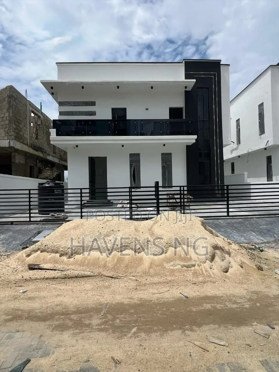 5bdrm Duplex in Chevron for sale