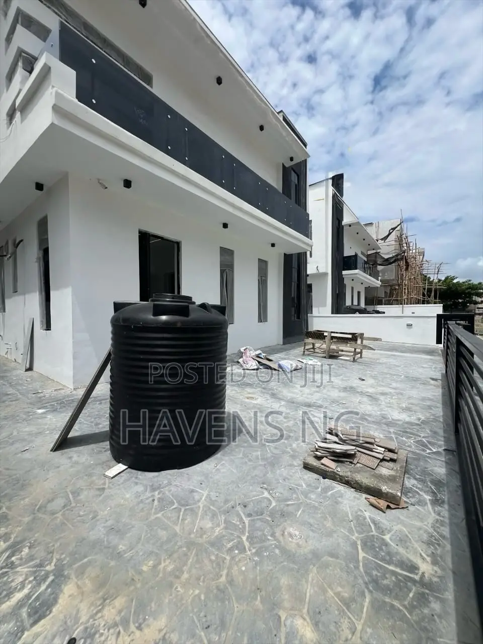 5bdrm Duplex in Chevron for sale