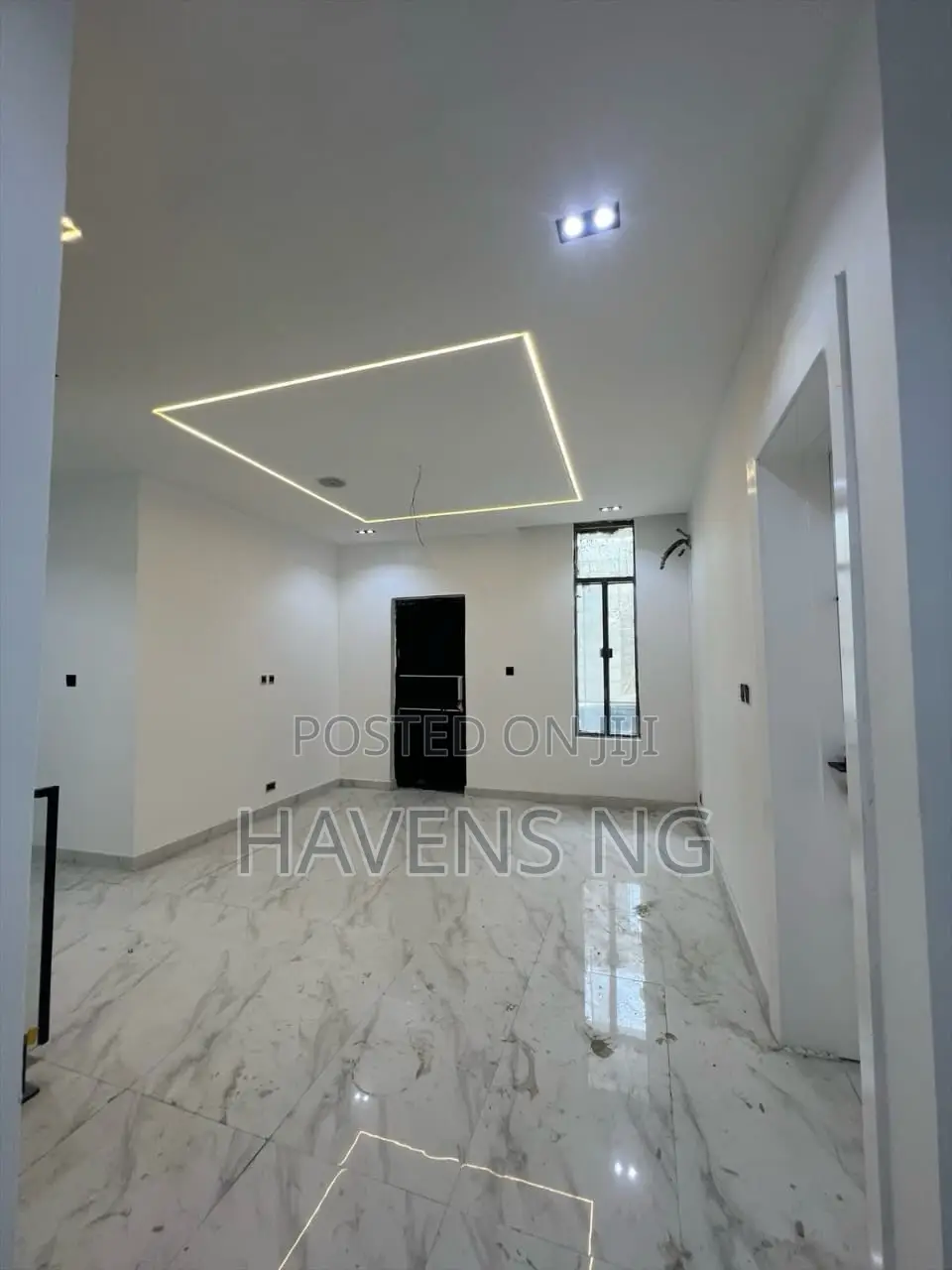5bdrm Duplex in Chevron for sale