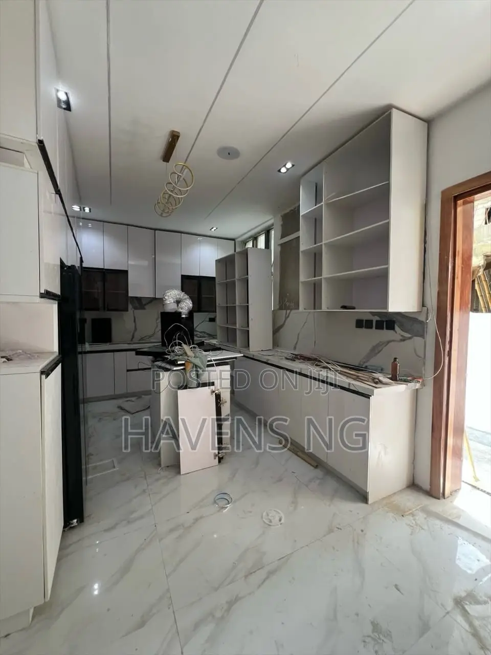 5bdrm Duplex in Chevron for sale