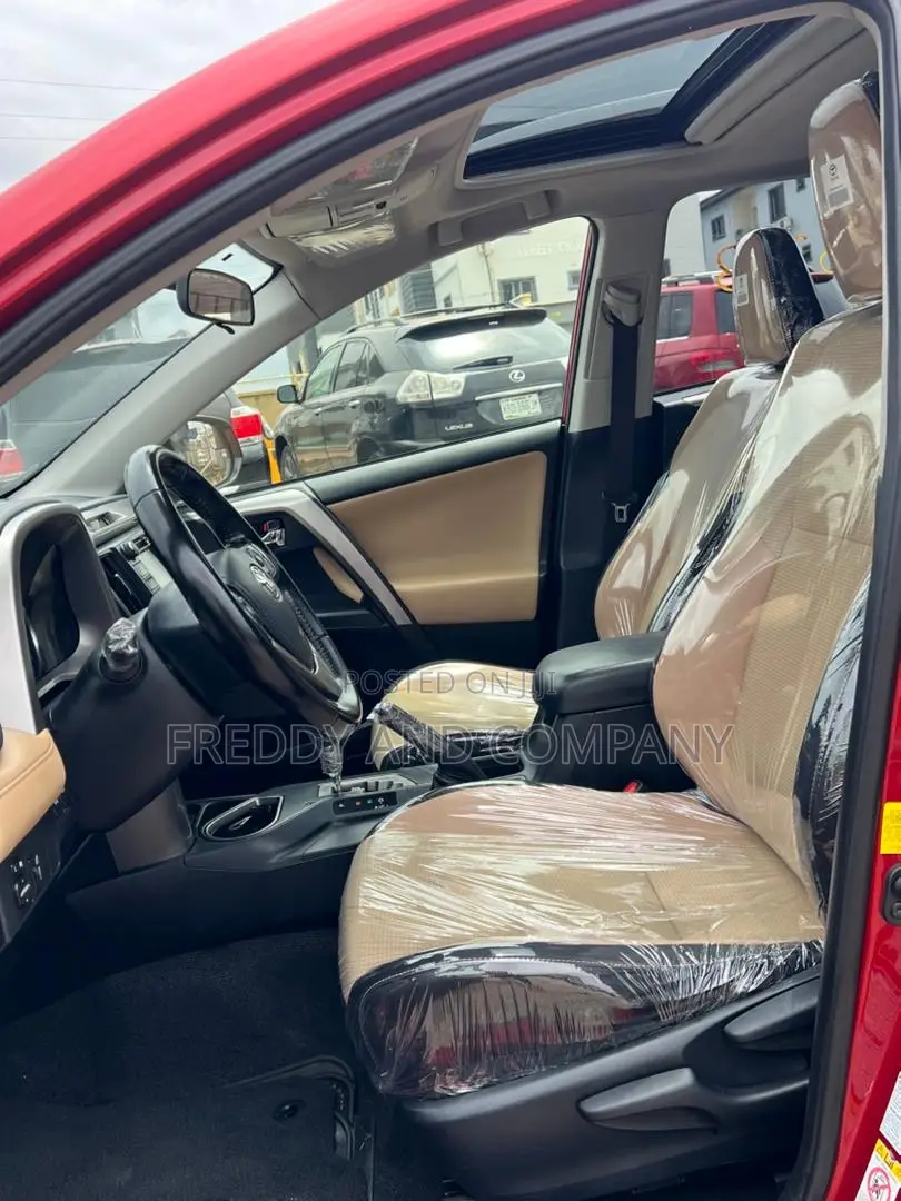 Toyota RAV4 XLE 4dr SUV (2.5L 4cyl 6A) 2018 Red