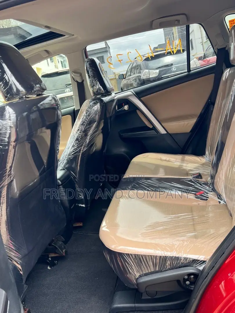 Toyota RAV4 XLE 4dr SUV (2.5L 4cyl 6A) 2018 Red