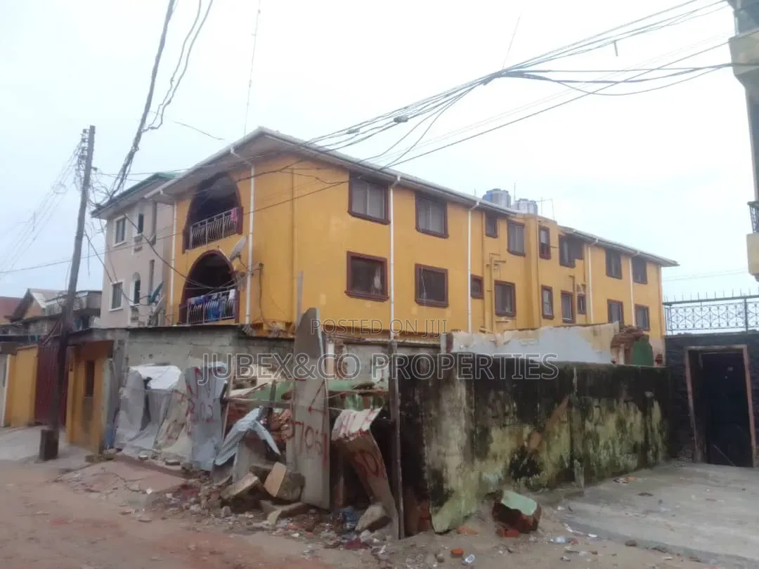 3bdrm Block of Flats in Tinubu Village for sale