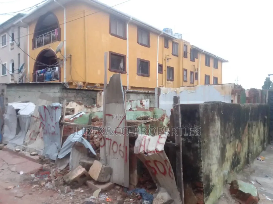 3bdrm Block of Flats in Tinubu Village for sale