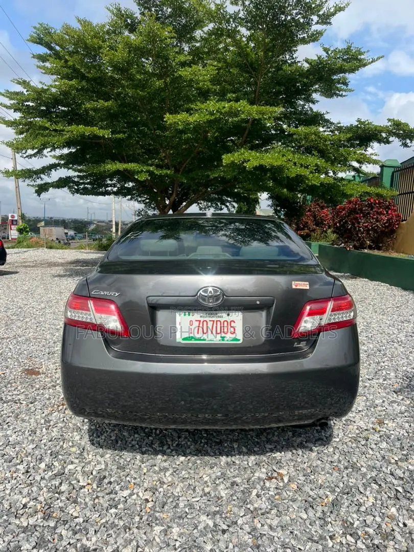 Toyota Camry LE 4dr Sedan (2.5L 4cyl 6AM) 2010 Gray
