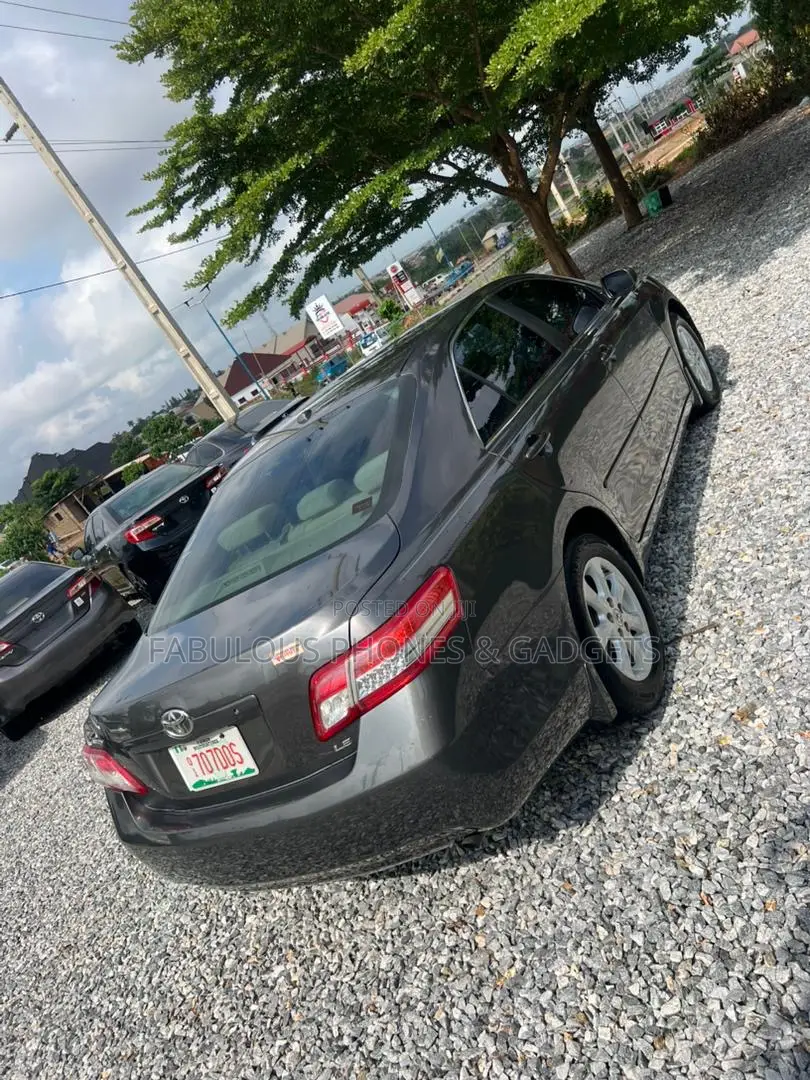 Toyota Camry LE 4dr Sedan (2.5L 4cyl 6AM) 2010 Gray