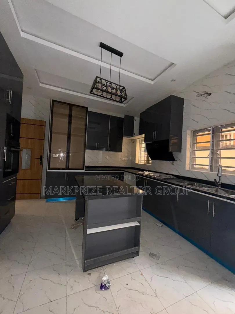 5bdrm Duplex in Magodo Phase 2 for sale