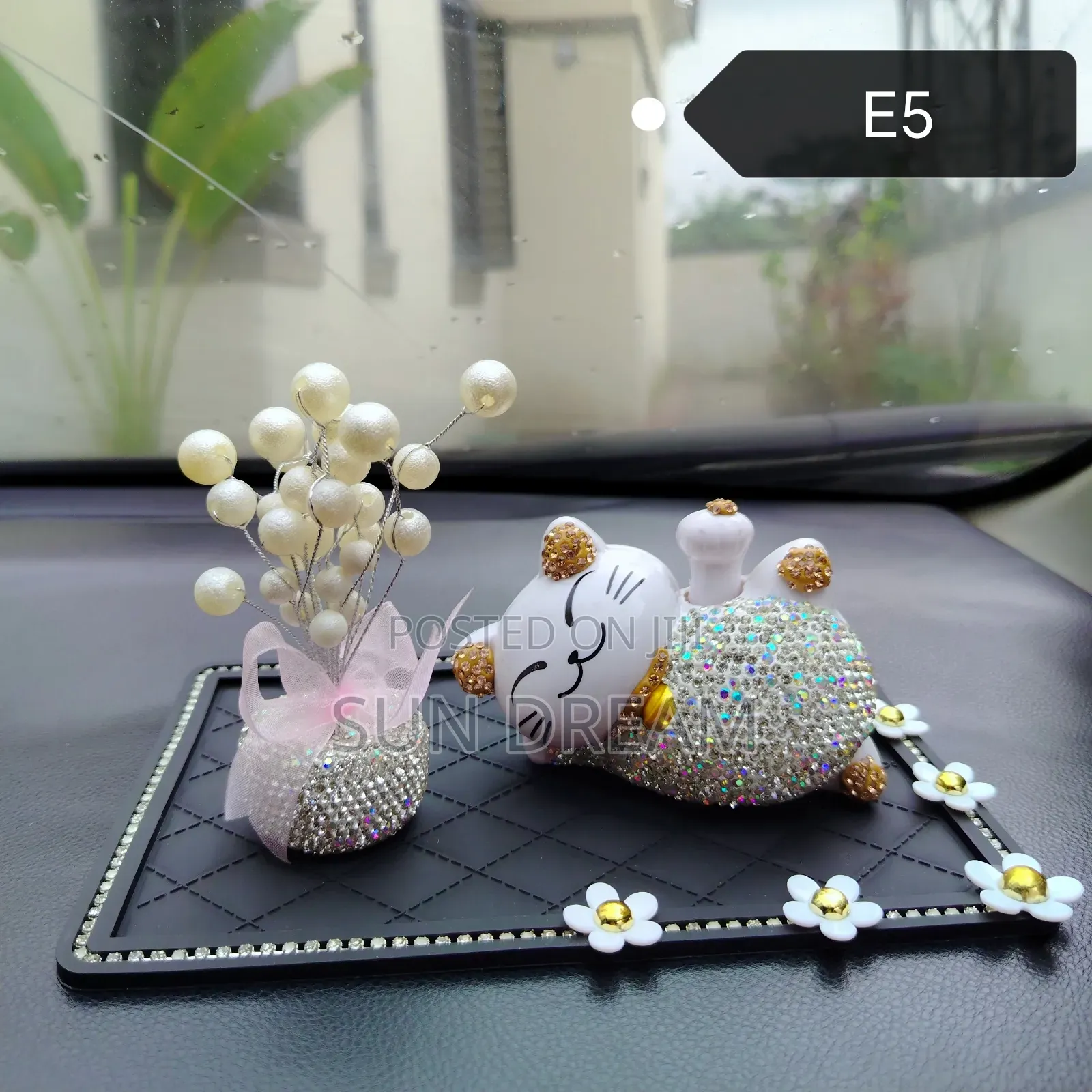 Diamond Cat Solar Energy Shake Hands When Sunny Home Decration Gift