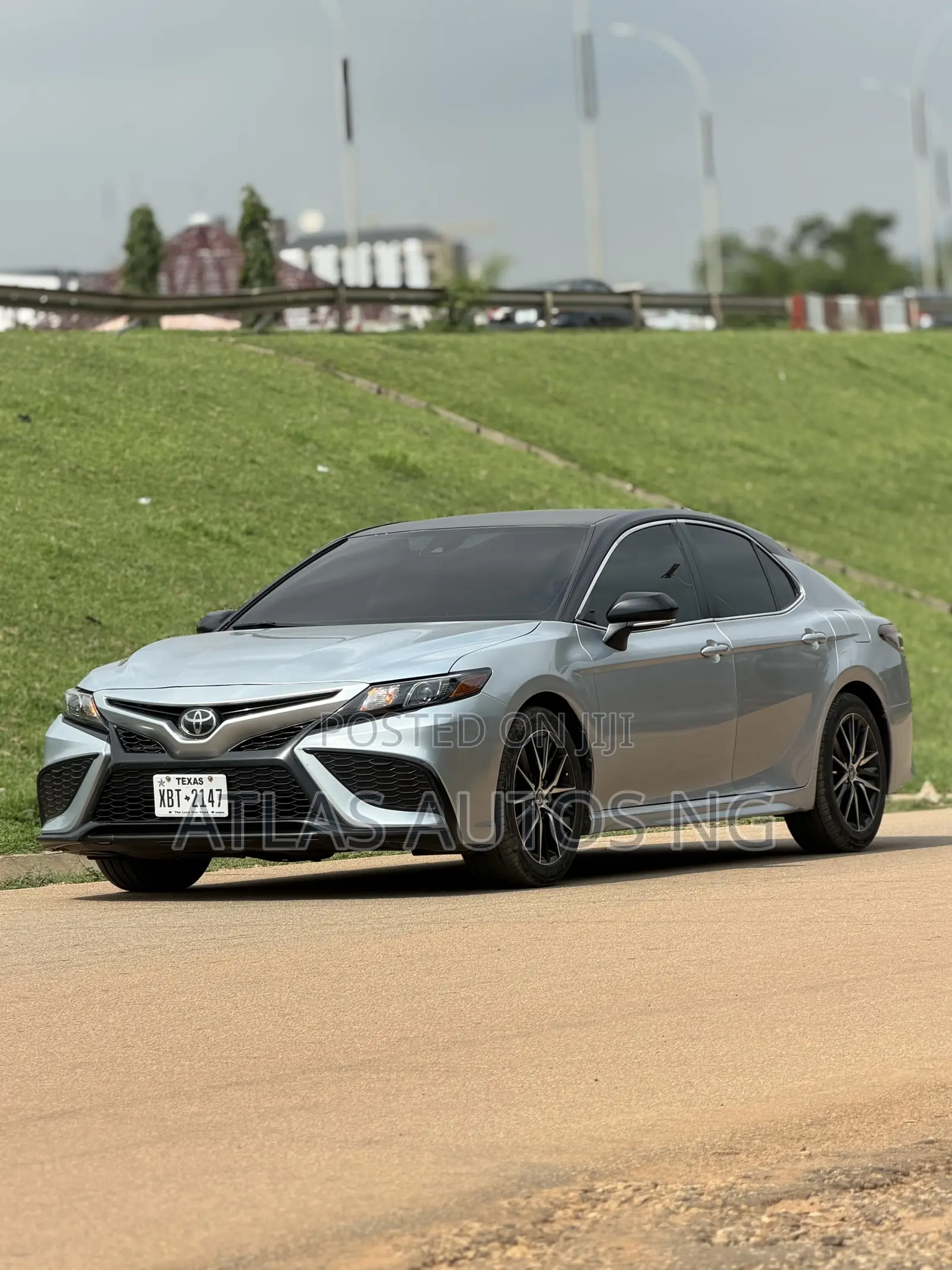 Toyota Camry SE 2022 Silver