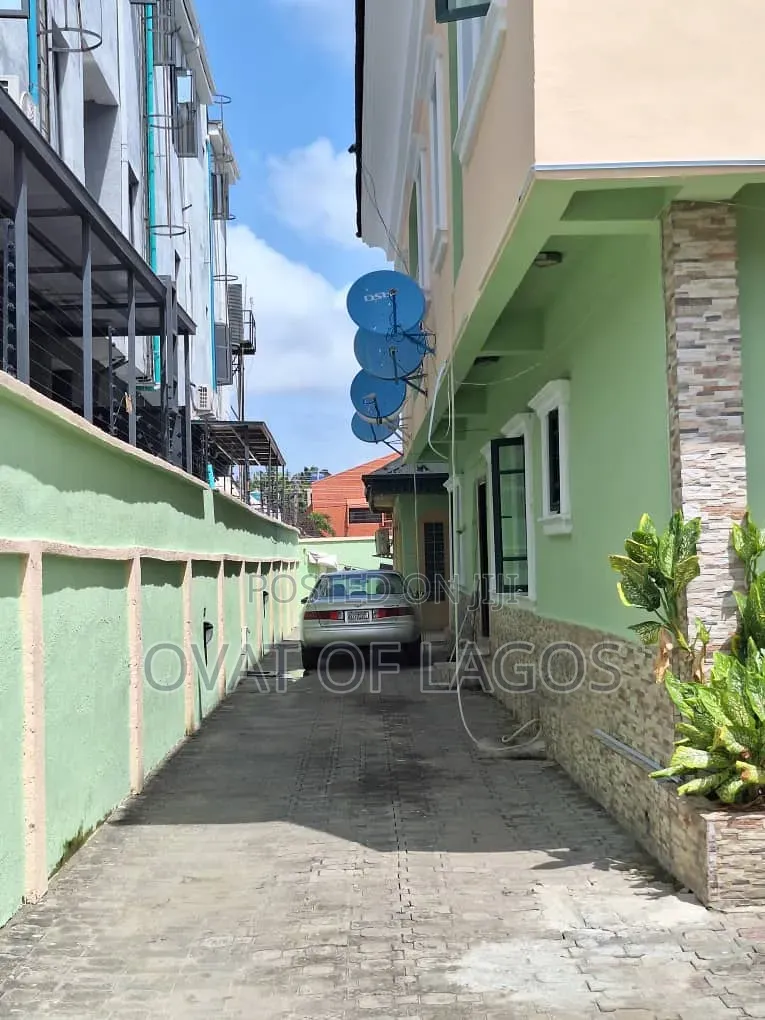 2bdrm Apartment in Lekki Phase 1 for rent