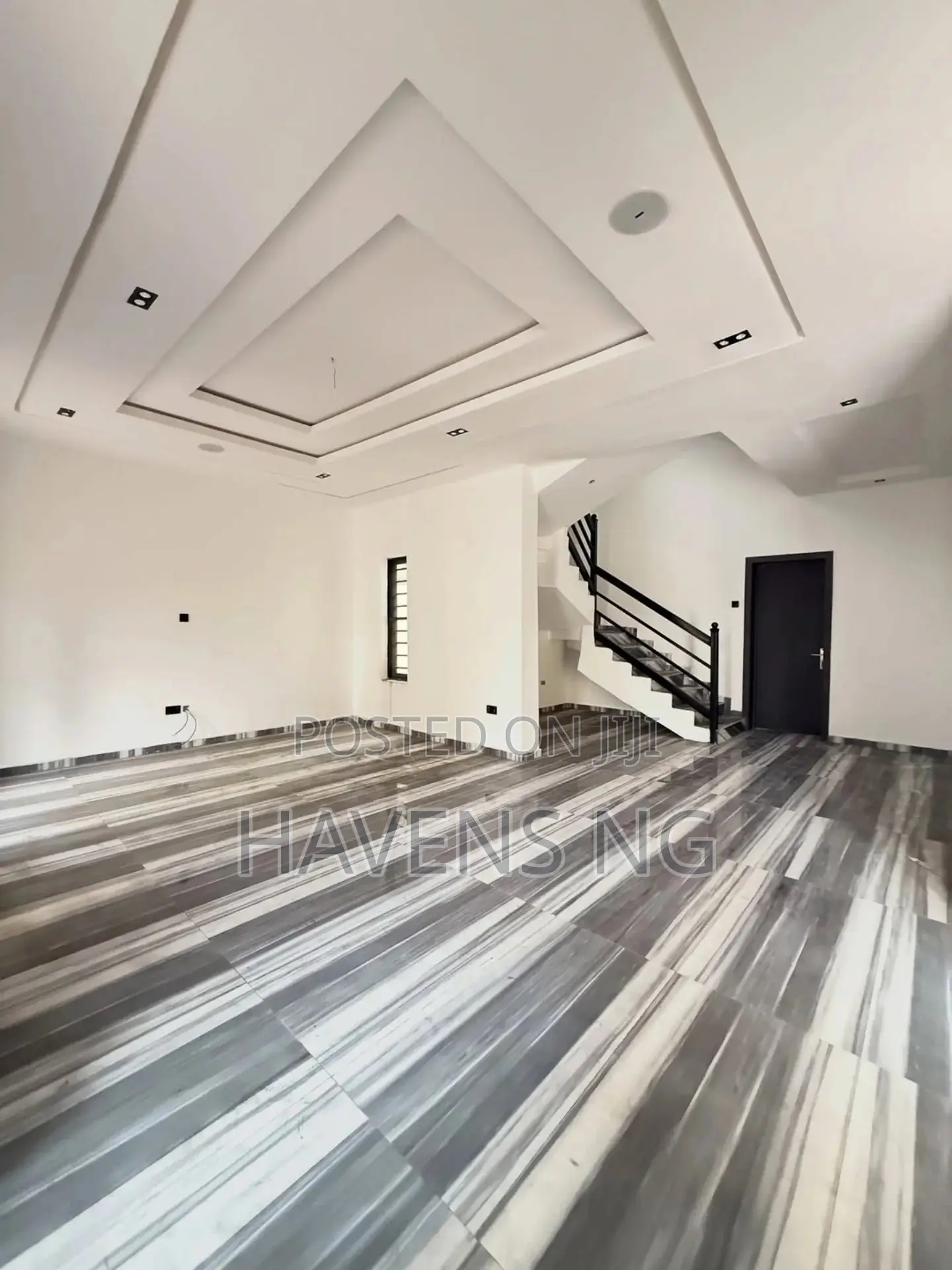 4bdrm Duplex in Chevron for sale