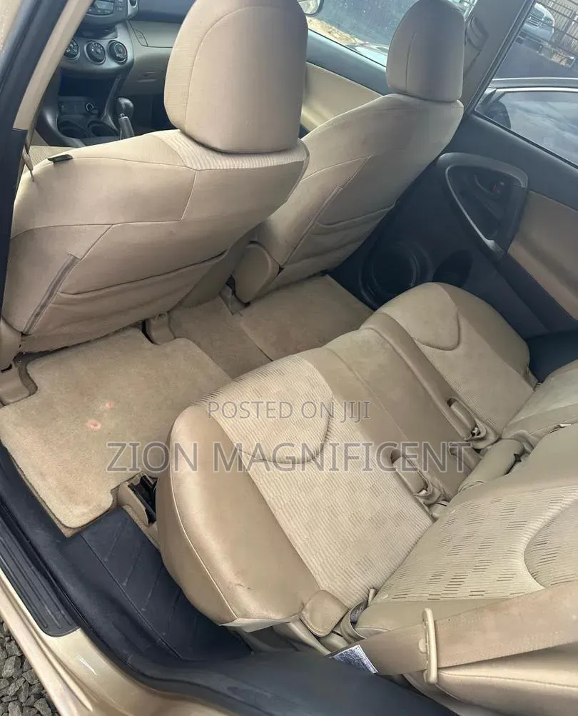 Toyota RAV4 2010 Gold
