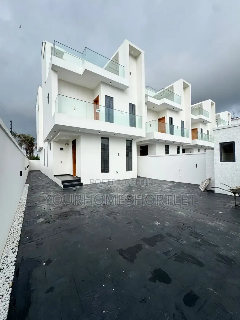 Stunning 4 Bedroom Detached Duplex With A Bq ( Selfcompound)