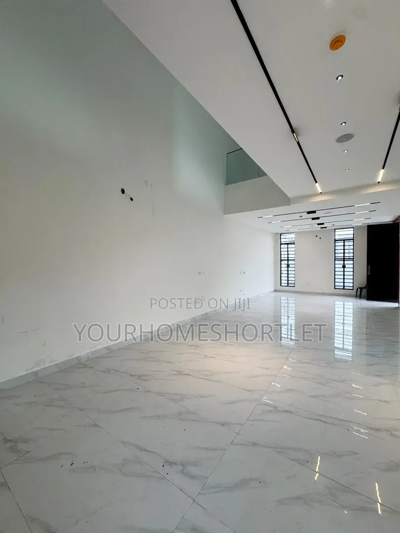 Stunning 4 Bedroom Detached Duplex With A Bq ( Selfcompound)