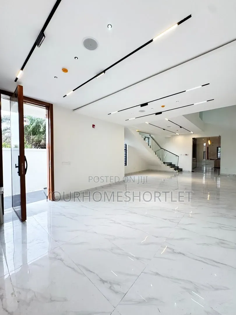 Stunning 4 Bedroom Detached Duplex With A Bq ( Selfcompound)