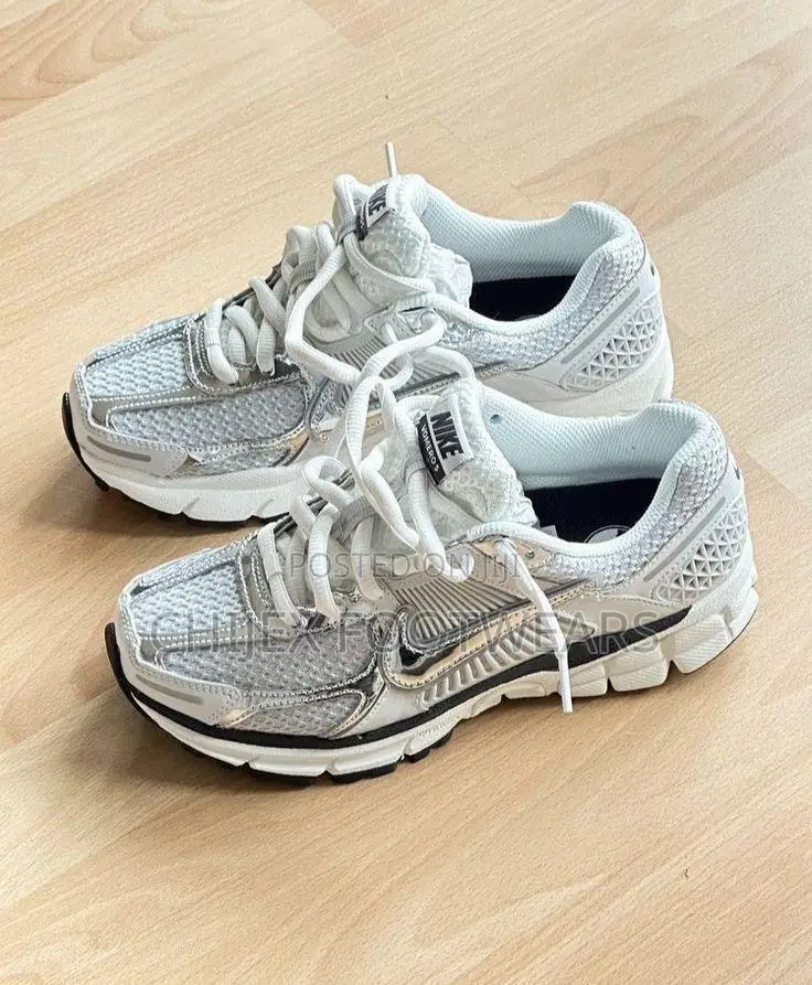 Nike Zoom Vomero 5 Sneakers 