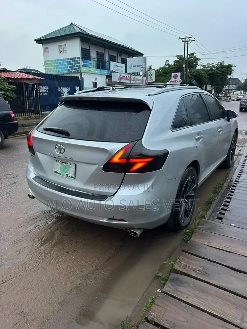 Toyota Venza 2010 Silver
